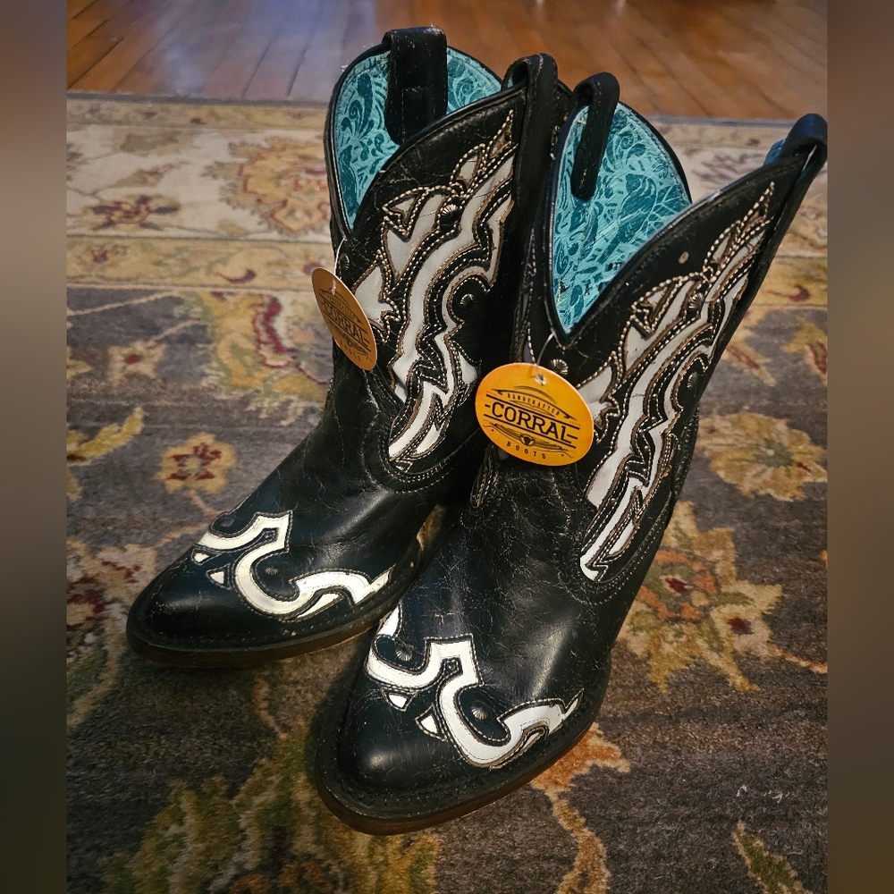 NWT Corral black and white inlay booties. Size 8